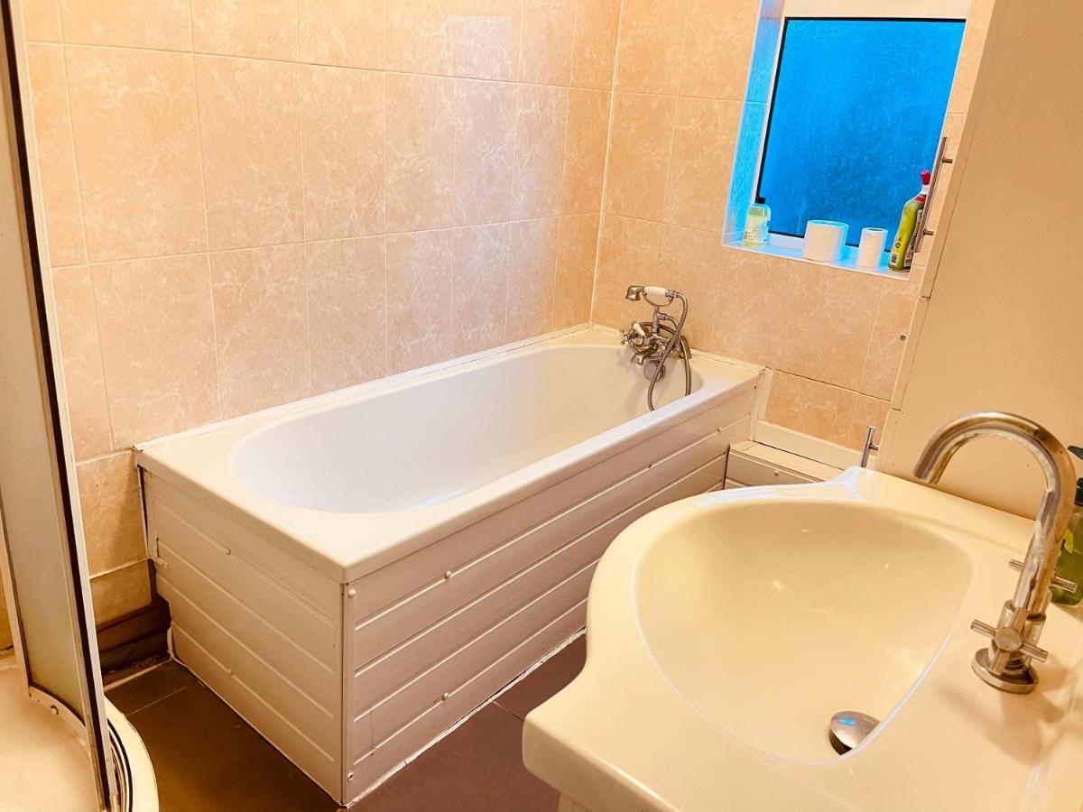 3 Bedroom Holiday House,Close To M6-Express Way To Centre Бірмінгем Екстер'єр фото