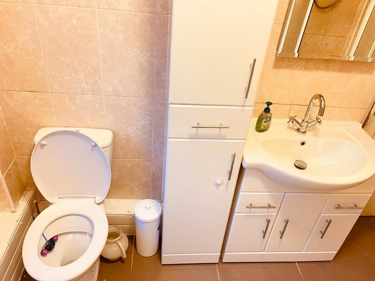 3 Bedroom Holiday House,Close To M6-Express Way To Centre Бірмінгем Екстер'єр фото