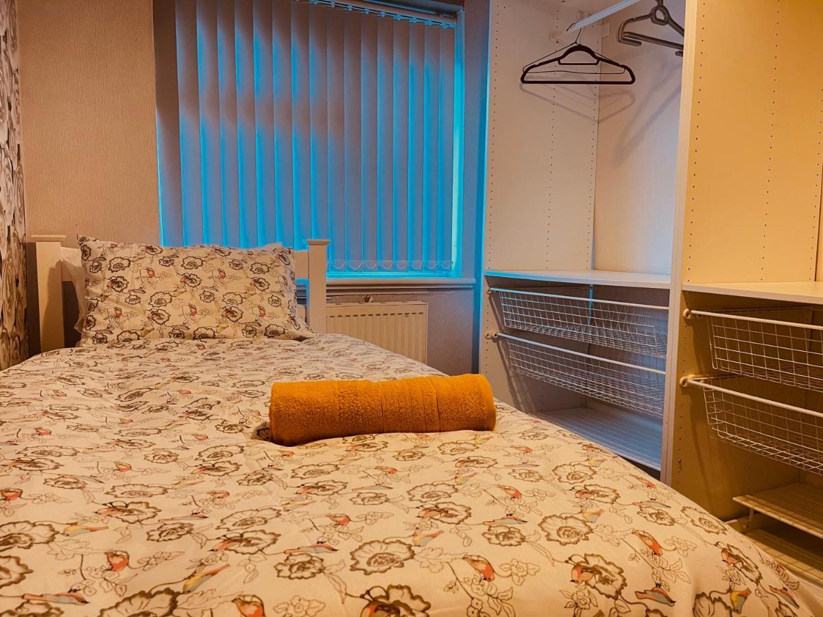 3 Bedroom Holiday House,Close To M6-Express Way To Centre Бірмінгем Екстер'єр фото